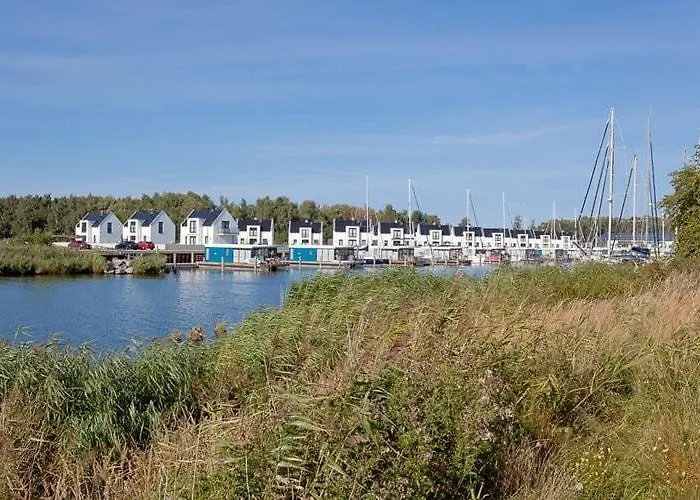 Am Yachthafen In *